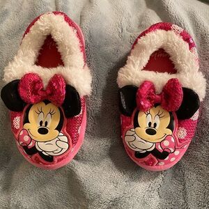 Disney girls’ Minnie Mouse house shoes size 9-10